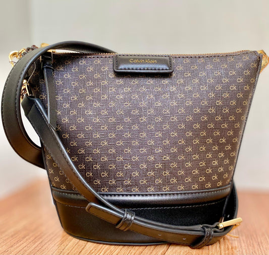 Bolso Bucket Calvin Klein Monogram – Estilo Trendy y Clásico