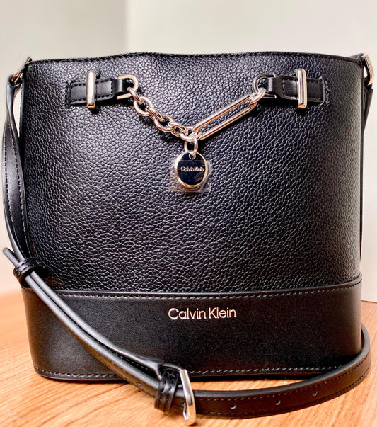 Bolso Bucket Calvin Klein con Cadena – Toque Trendy y Chic